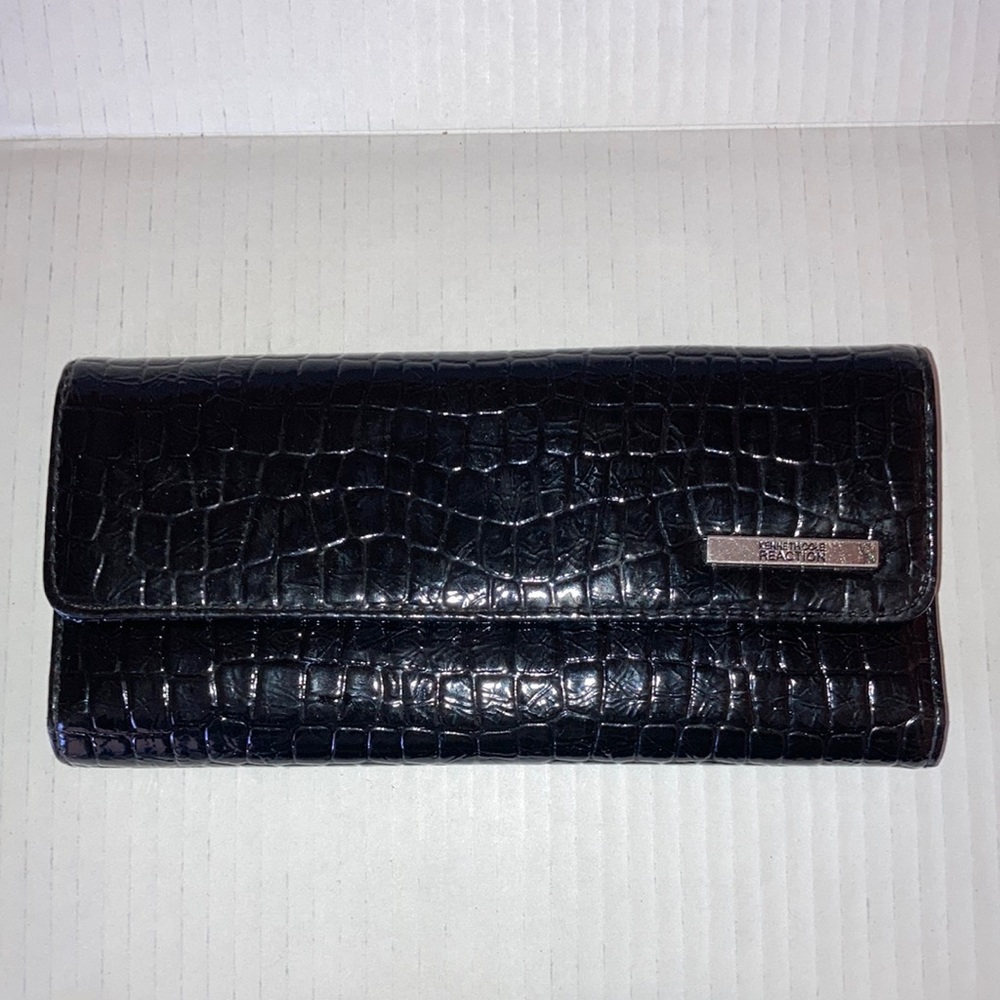 Kenneth Cloe Reaction Medium black